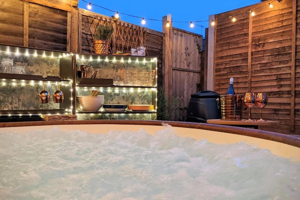 Baker'S Cottage, Urban Spa And Garden Bar Івшем Екстер'єр фото